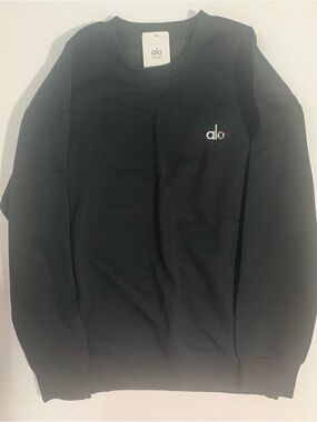 ALO Yoga Men’s Black Crewneck Sweatshirt with Subtle Logo